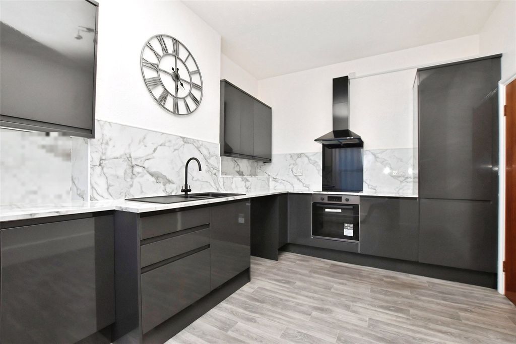 Property photo 3 of 19 Kitchen