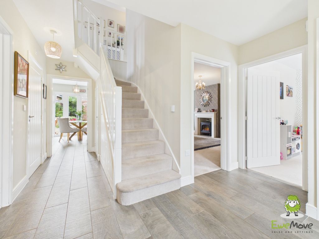 Property photo 2 of 30 Ewemove Estate Agents Basingstoke - Cortland Drive