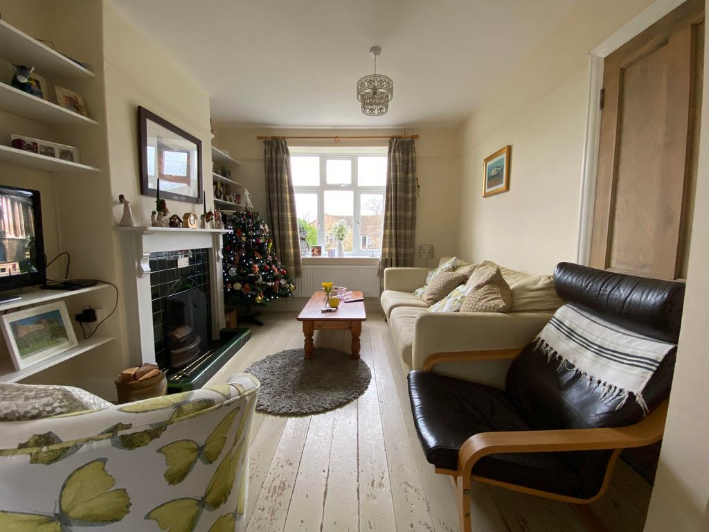 Property photo 2 of 11 Living Room