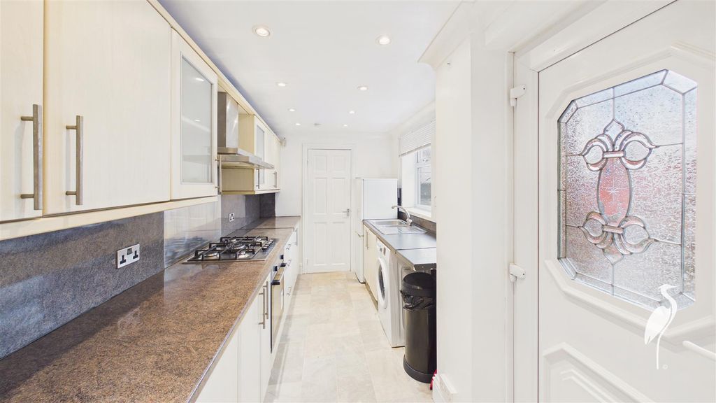 Property photo 3 of 9 Kitchen