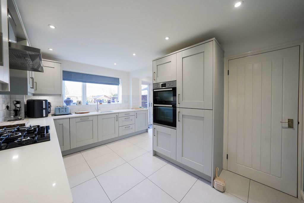 Property photo 3 of 35 Kitchen