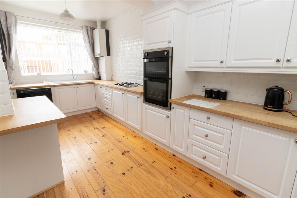 Property photo 3 of 11 Kitchen