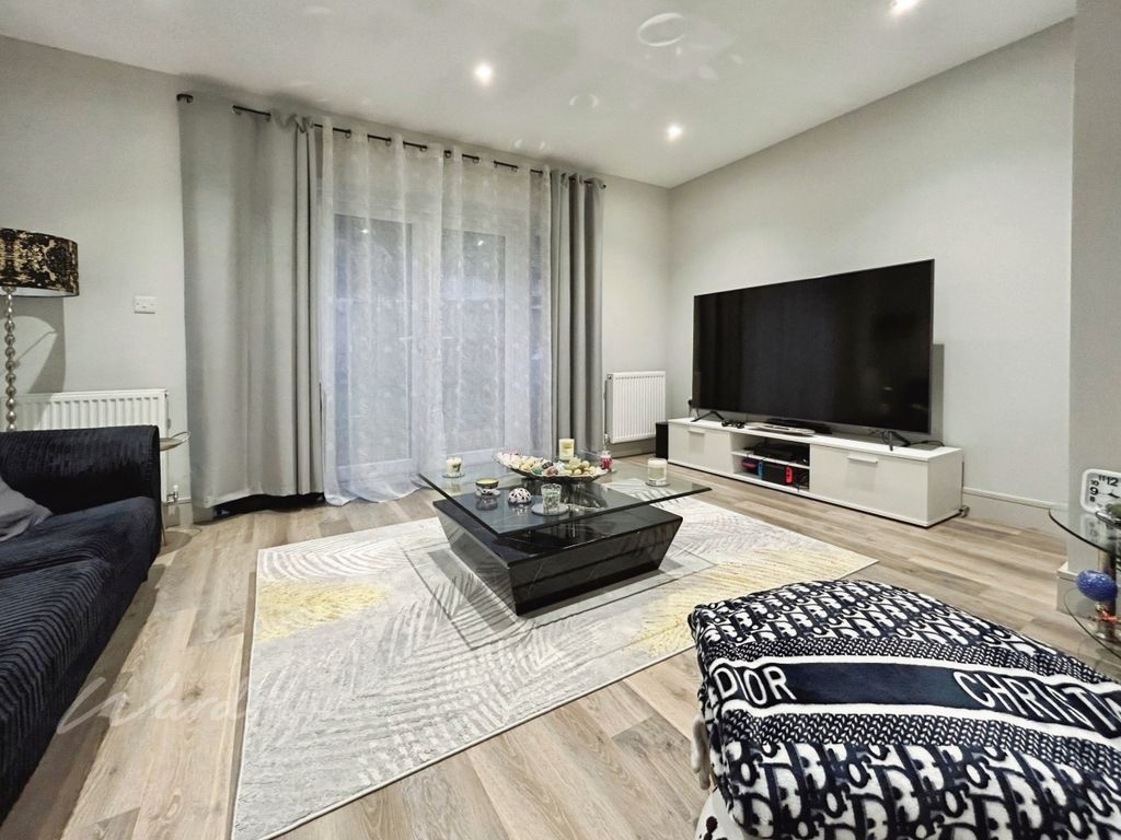 Property photo 2 of 12 Lounge