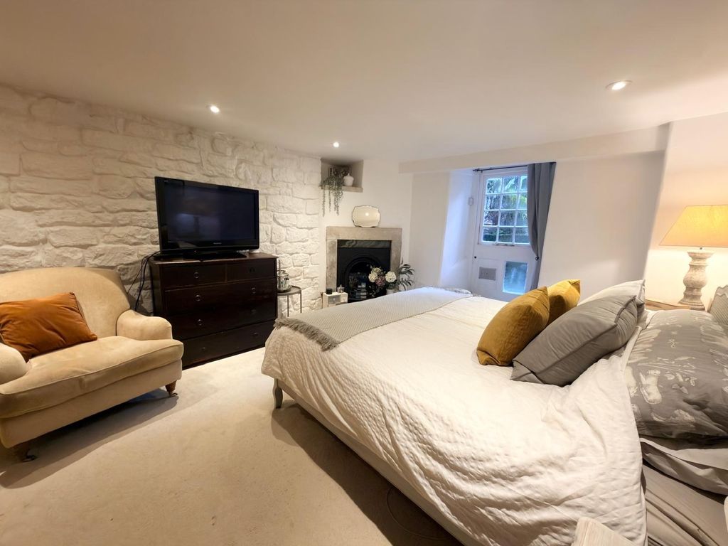 Property photo 1 of 11 Bedroom 1