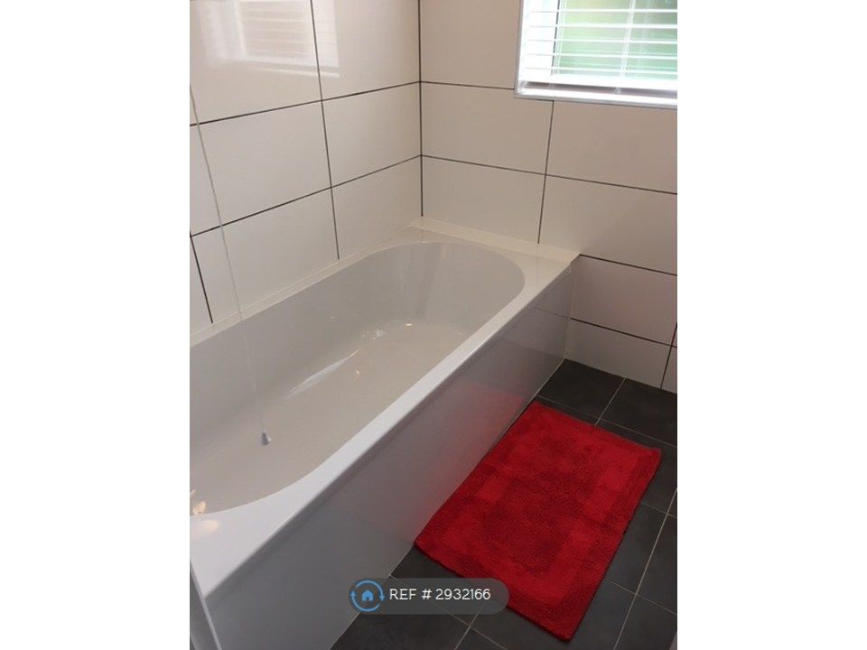 Property photo 2 of 19 Bathroom