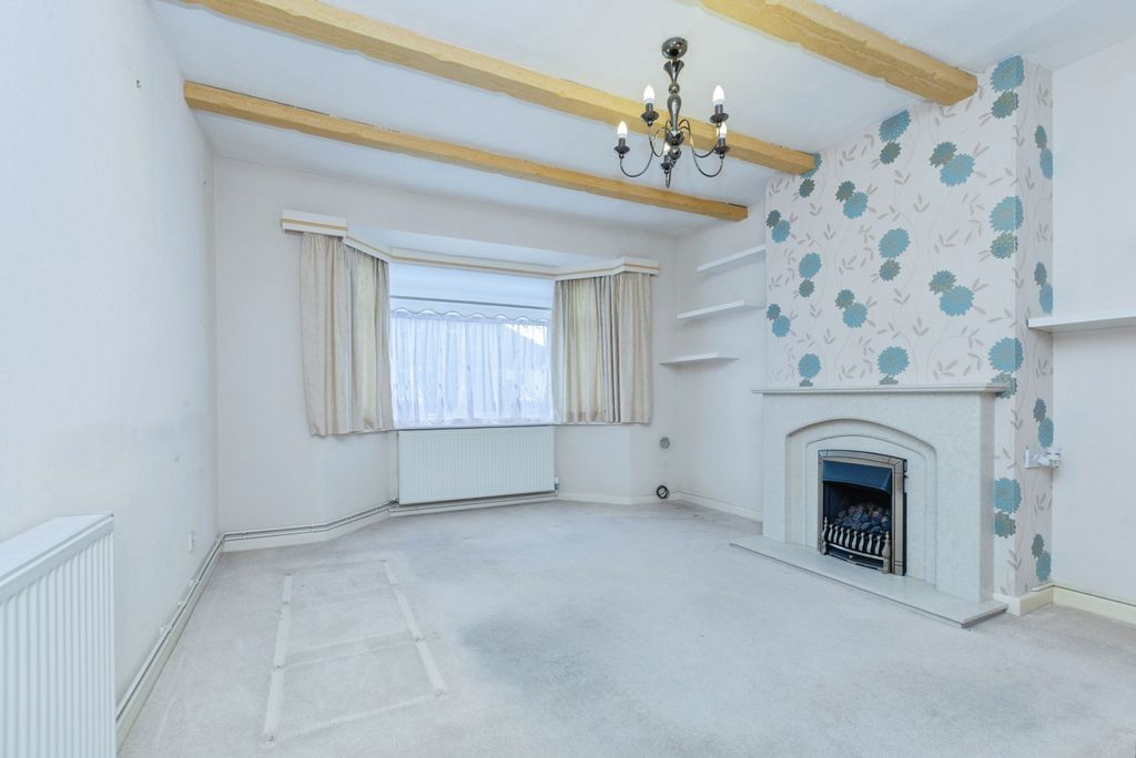 Property photo 3 of 18 Lounge