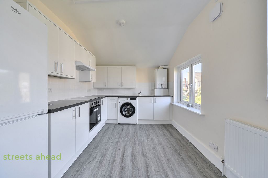 Property photo 3 of 14 Baf7d47A-A0Bf-498...