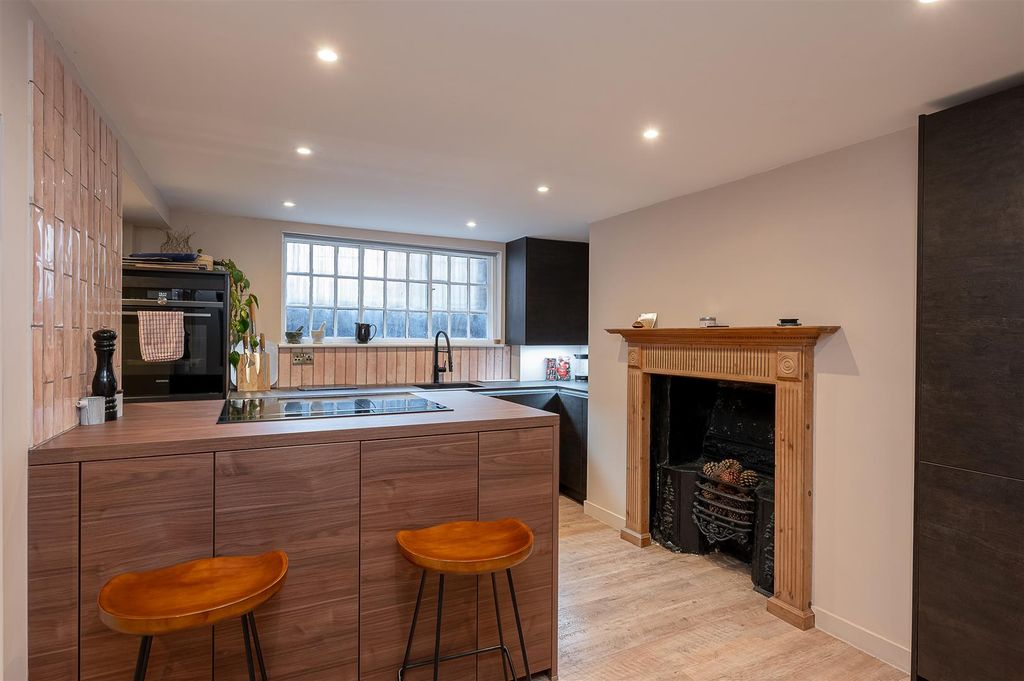 Property photo 2 of 25 Kitchen