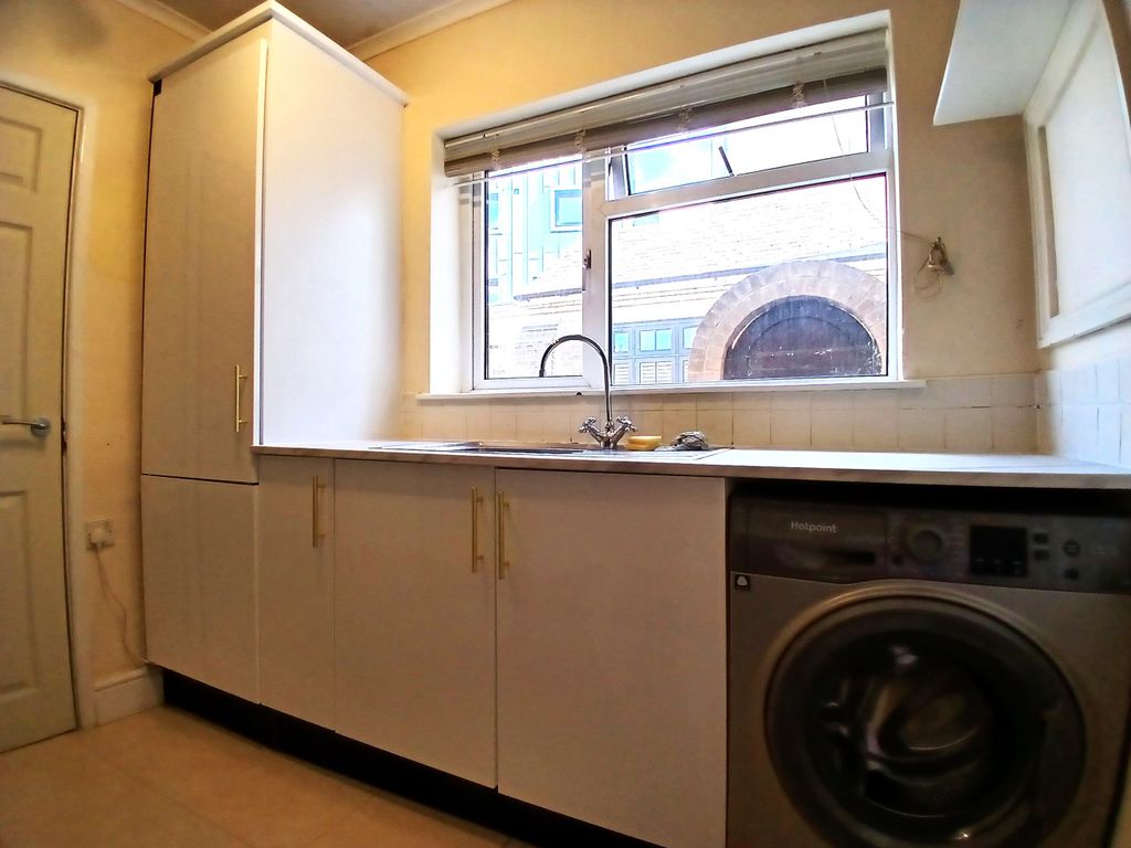 Property photo 3 of 10 Kitchen (1)