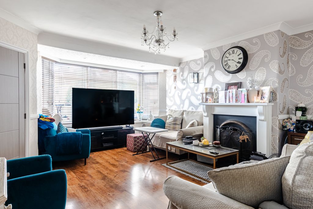 Property photo 2 of 17 Lounge1