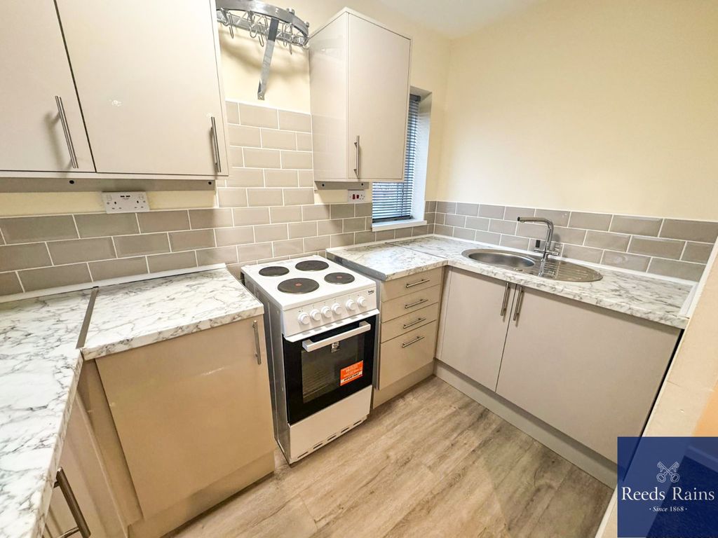 Property photo 3 of 10 Kitchen