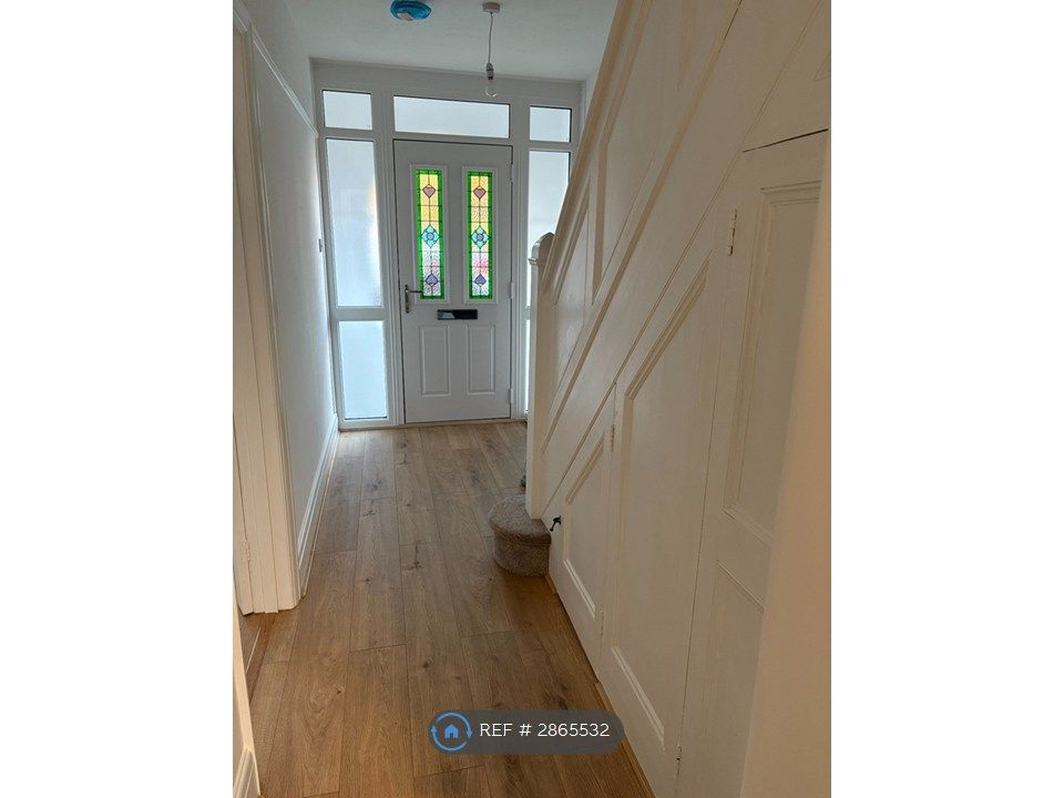Property photo 3 of 18 Entrance Hall