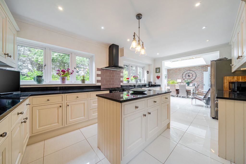 Property photo 3 of 20 1469804-14-6A2030...