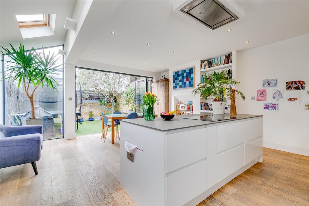 Property photo 1 of 15 Ivy Crescent, W4 - To Let