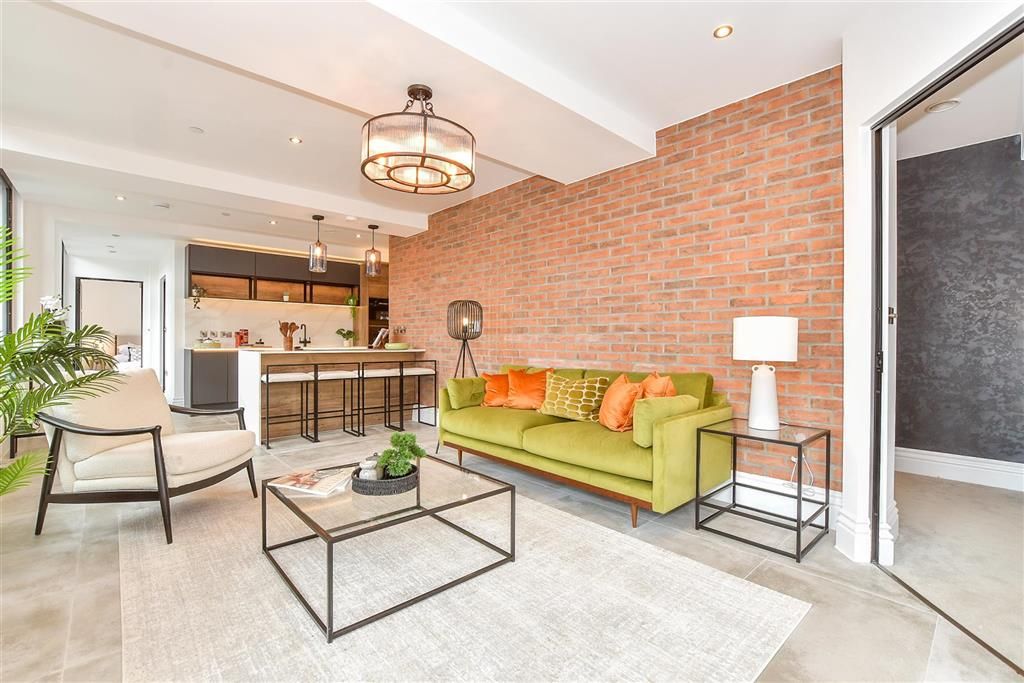 Property photo 1 of 12 Kitchen/Lounge