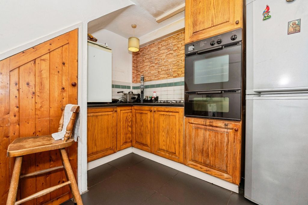 Property photo 3 of 19 Kitchen