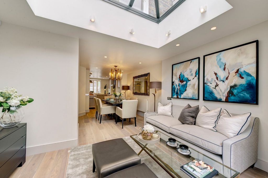 Property photo 1 of 13 Sitting/Dining Room