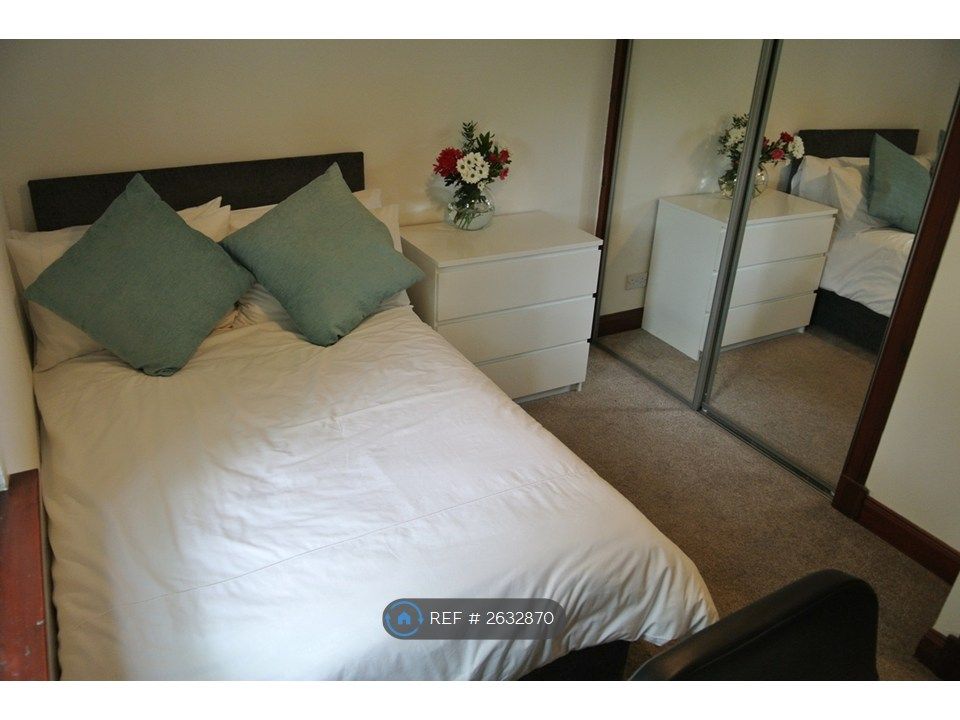 Property photo 3 of 5 Spacious Bedroom With Mirrored Wardrobe