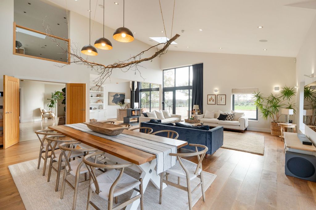 Property photo 2 of 27 Kitchen / Living Area