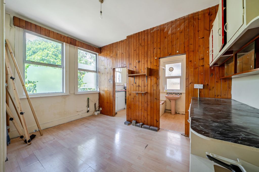 Property photo 3 of 14 1472068-16-6A2810...