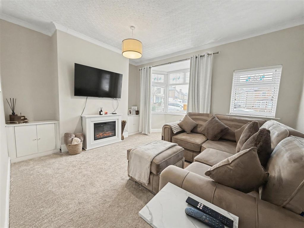 Property photo 2 of 8 Lounge