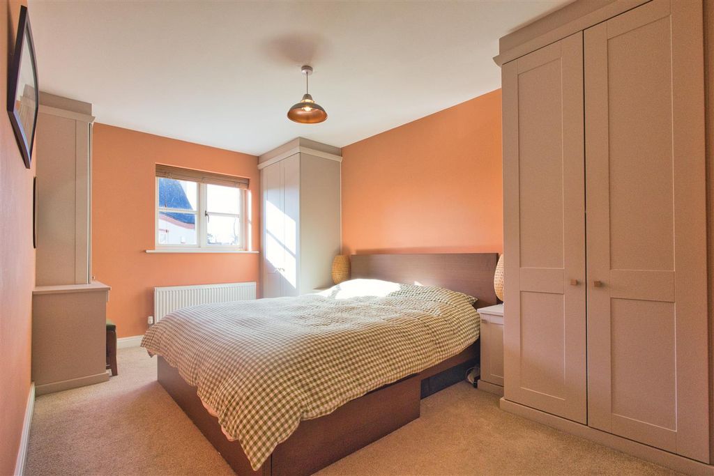 Property photo 2 of 18 Bedroom One To Front