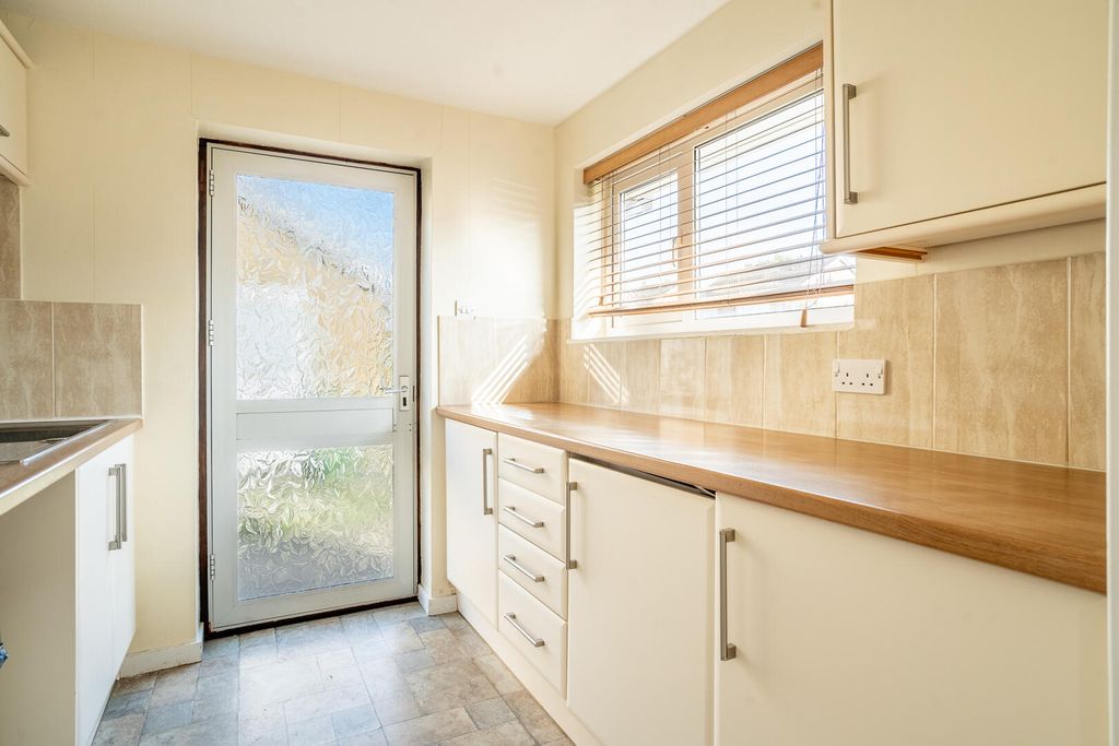 Property photo 3 of 11 Kitchen