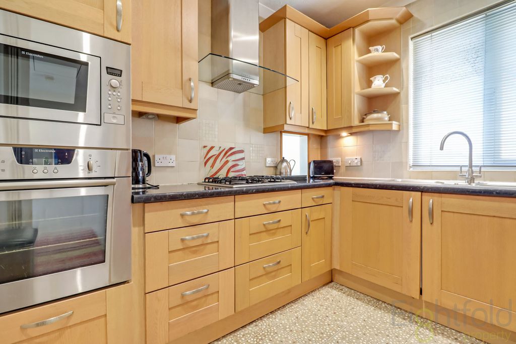 Property photo 3 of 17 Kitchen