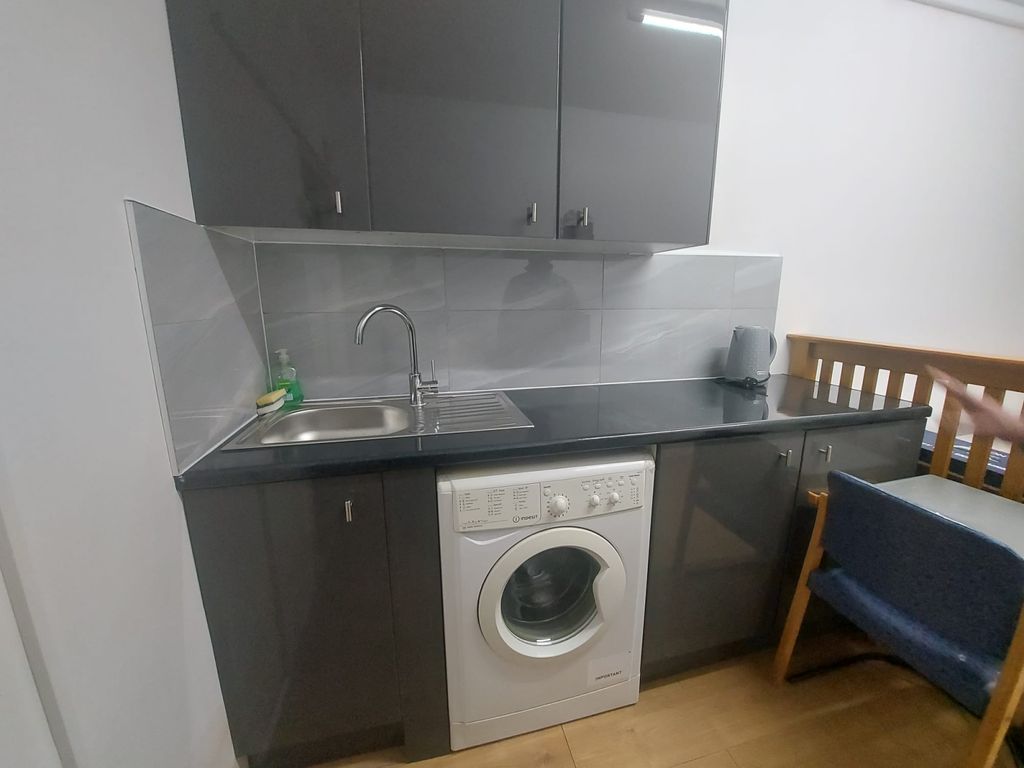 Property photo 1 of 3 1 Bed Studio To Rent Holland Park Avenue, Seven Kings Ig3