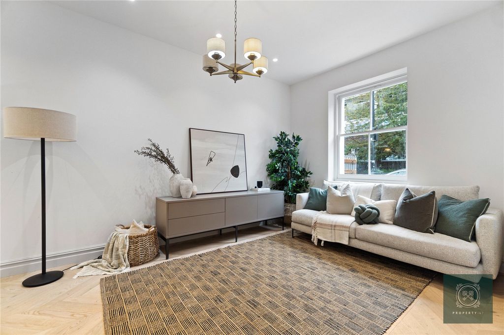 Property photo 3 of 23 Reception