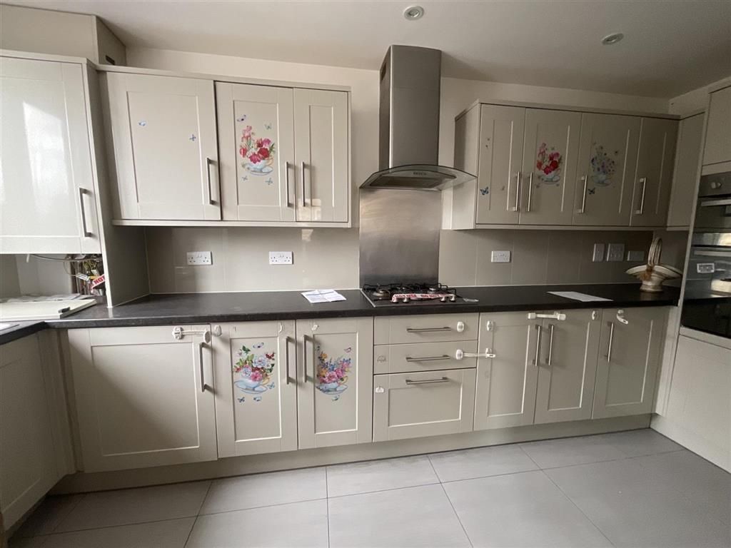 Property photo 1 of 4 Kitchen