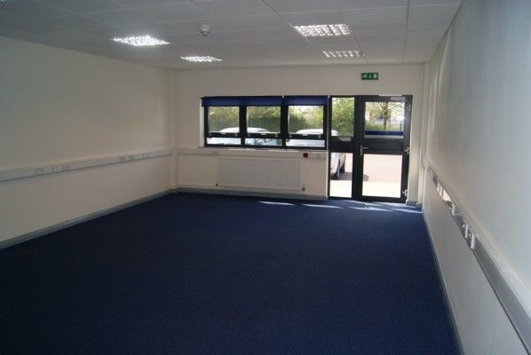 Property photo 2 of 12 Unit 80 To Let