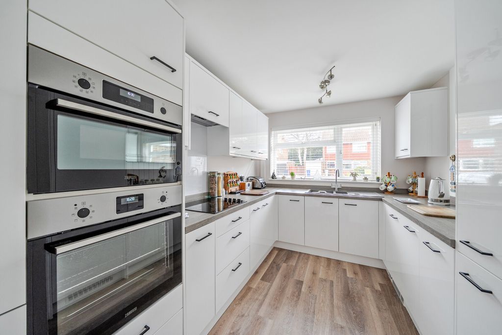 Property photo 3 of 21 1411084-9-698Cbbd...