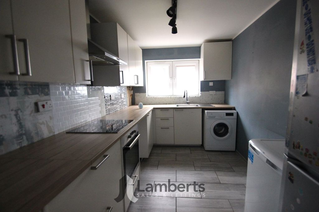 Property photo 3 of 18 Kitchen