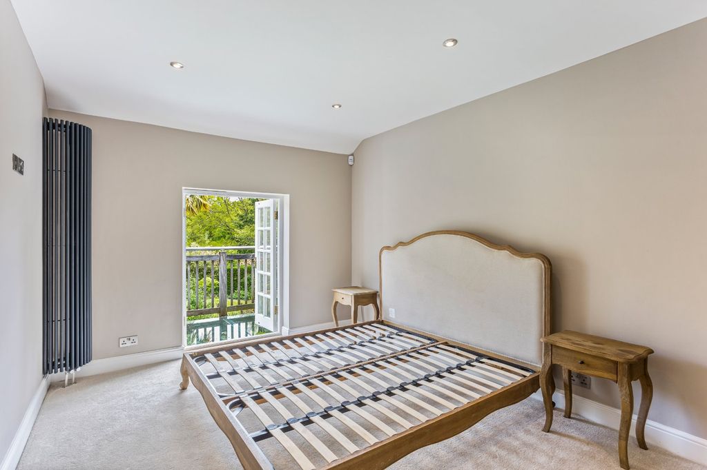 Property photo 3 of 9 Principal Bedroom