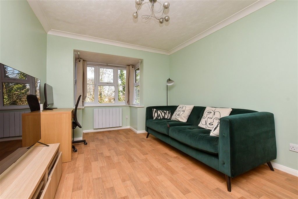 Property photo 1 of 9 Lounge / Kitchen