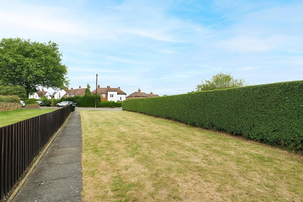 Property photo 3 of 6 Front Garden No Skip (1).Jpg