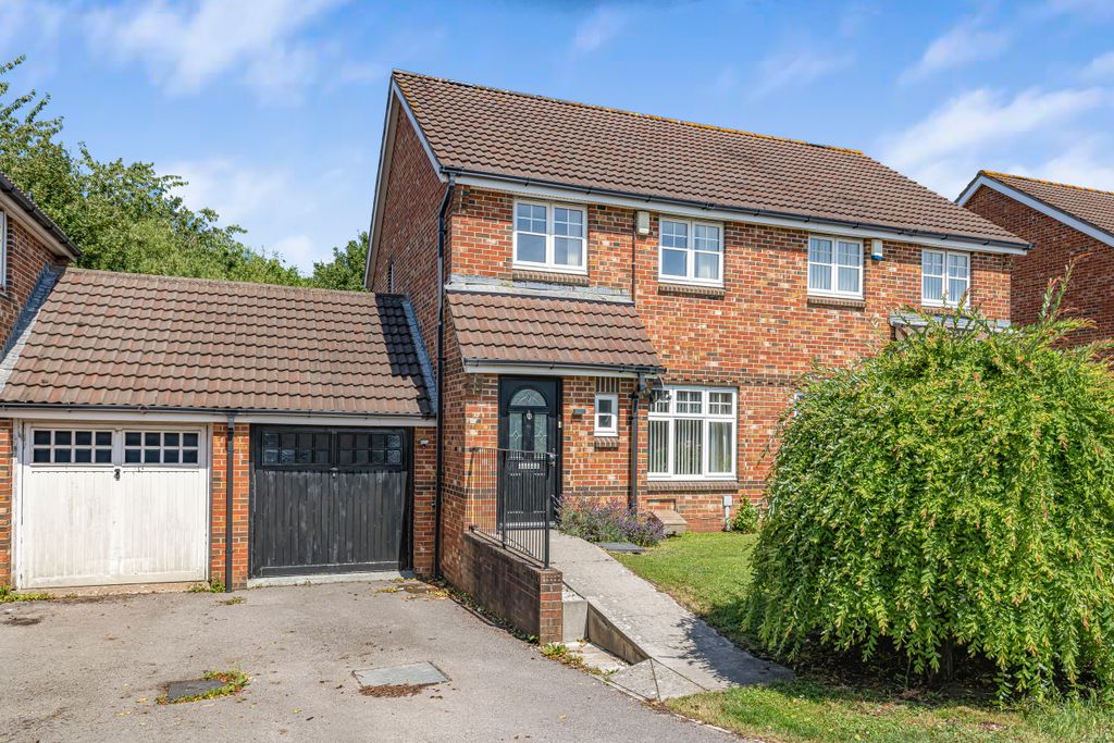 Property photo 1 of 27 Shaw Gardens