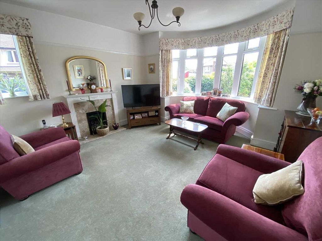 Property photo 3 of 17 Lounge: