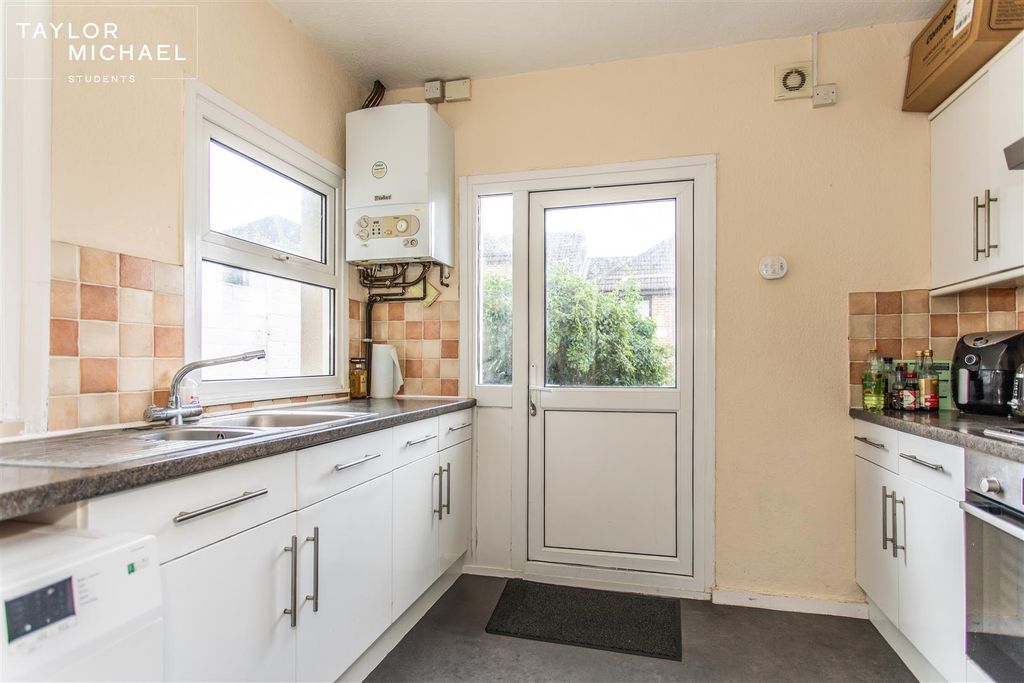 Property photo 3 of 14 Kitchen