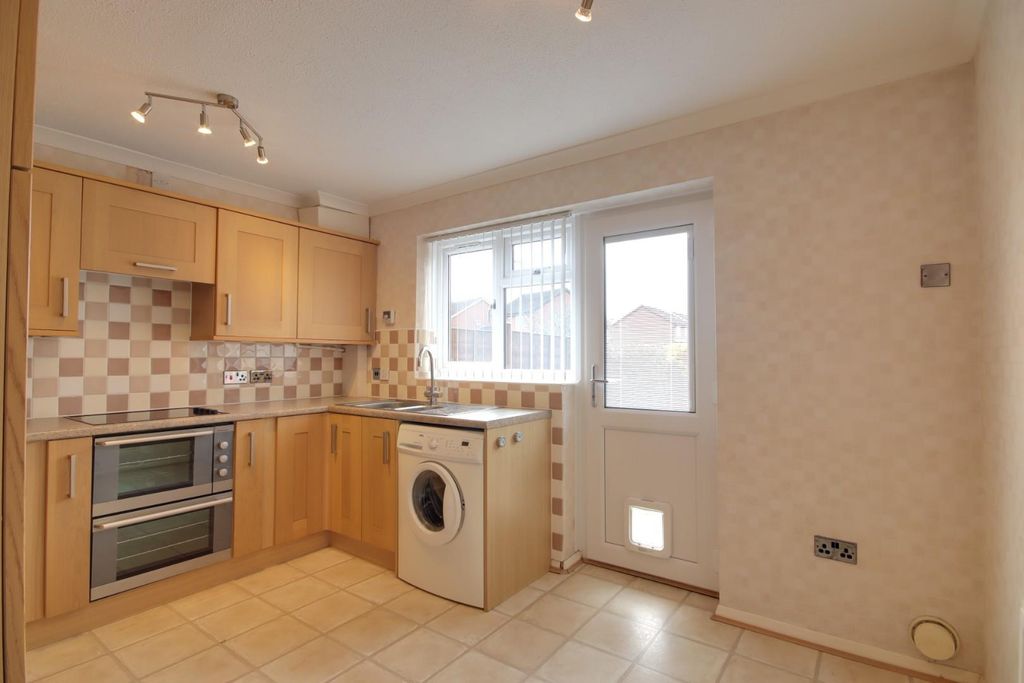 Property photo 3 of 10 Kitchen