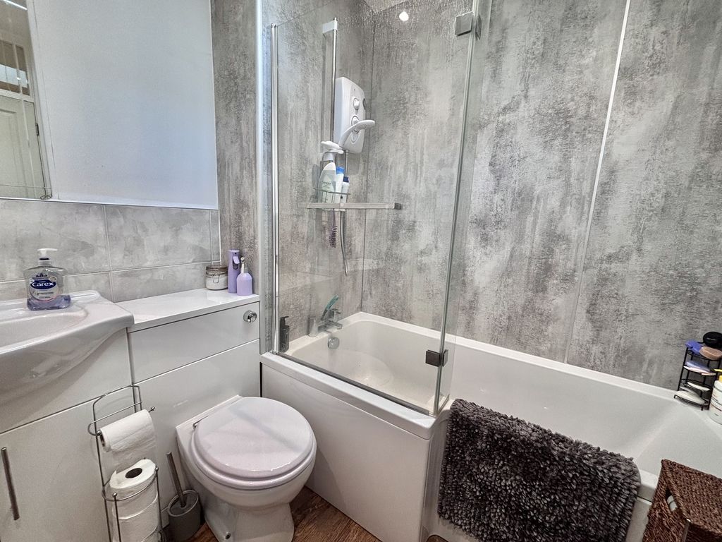 Property photo 3 of 6 Bathroom