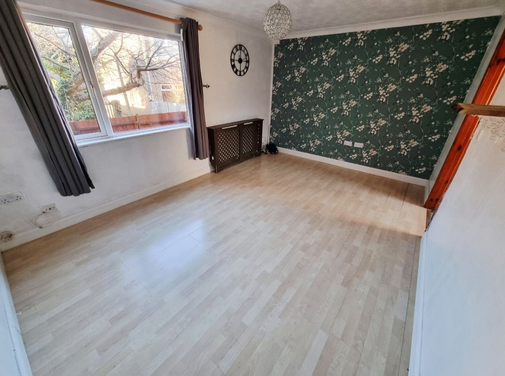 Property photo 2 of 10 Living Room