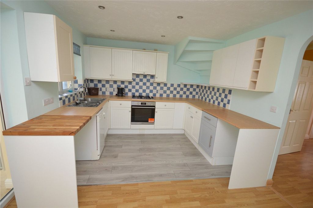 Property photo 2 of 11 Kitchen