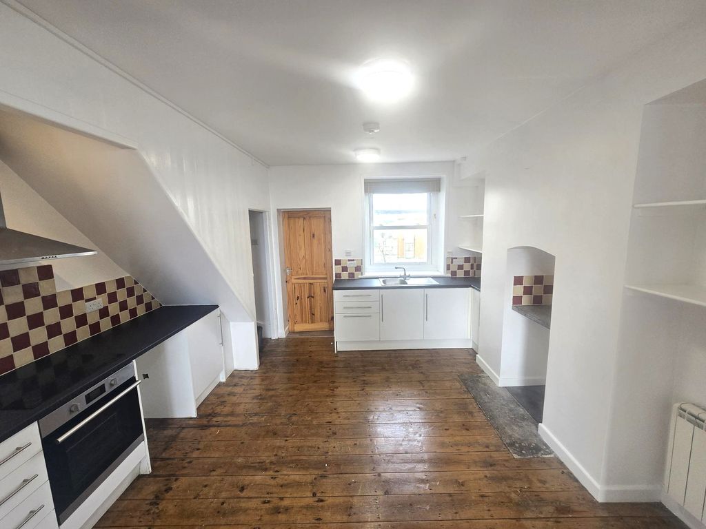 Property photo 3 of 11 Kitchen