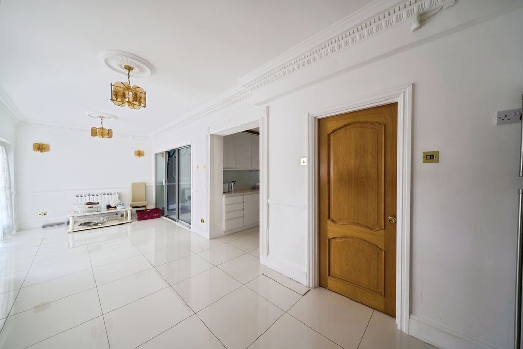 Property photo 3 of 18 Photo