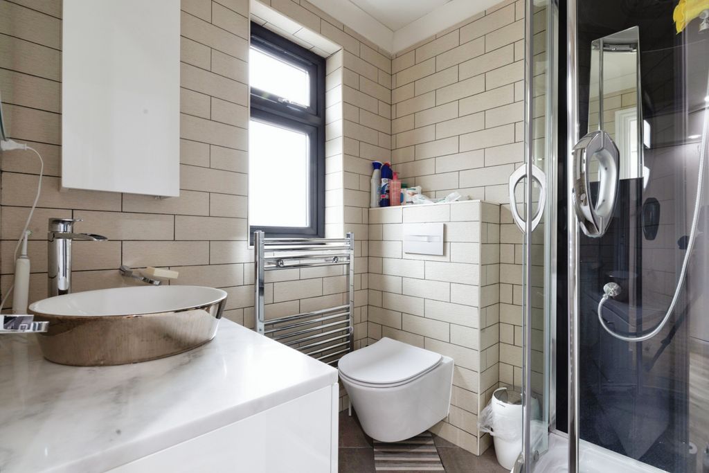 Property photo 3 of 18 En-Suite