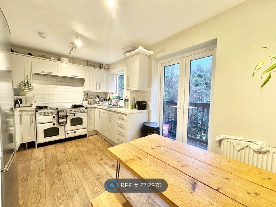 Property photo 1 of 10 Kitchen