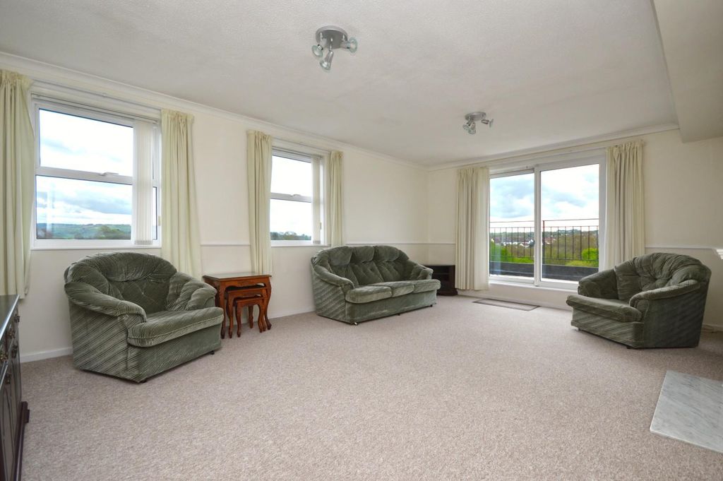 Property photo 2 of 18 Sitting Room