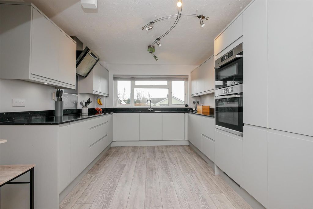 Property photo 3 of 14 Kitchen